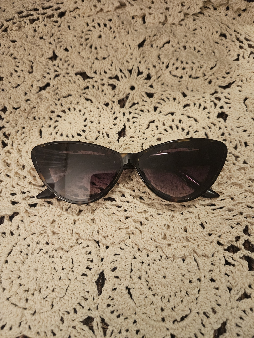QUAY Tempted Tortoise Cat Eye Sunglasses NWOT